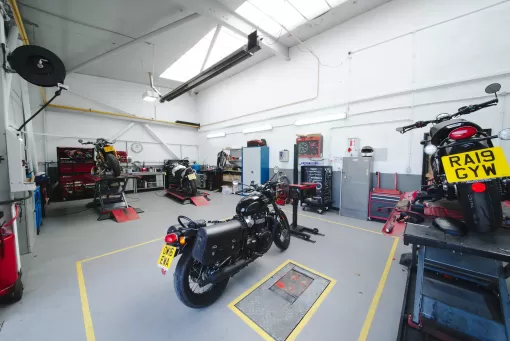 servicing-bulldog-triumph-2.jpg